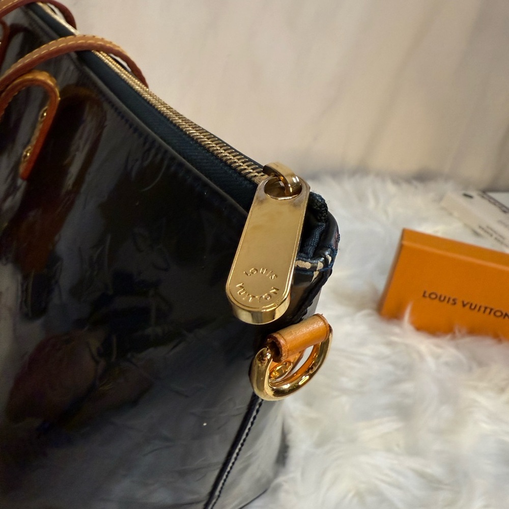 LOUIS VUITTON VERNIS BELLEVEU DARK GREEN BAG - Picture 8 of 14